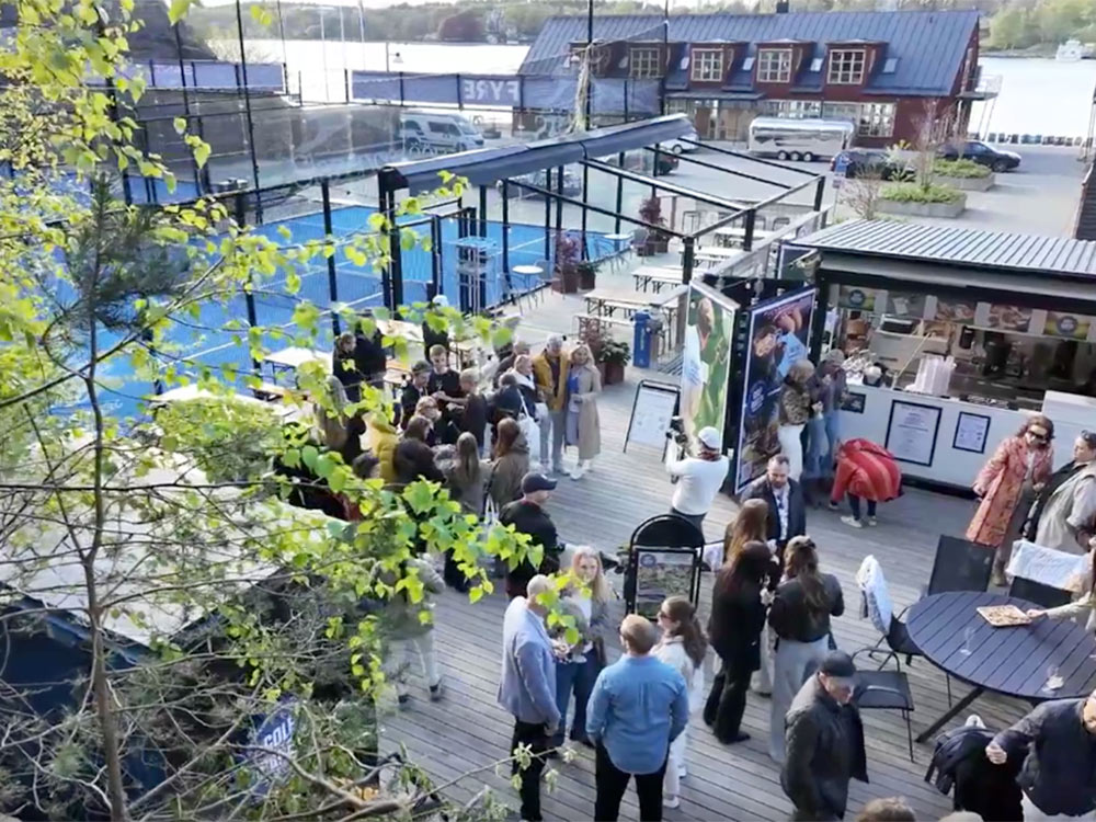 Personer som hänger i golfbaren