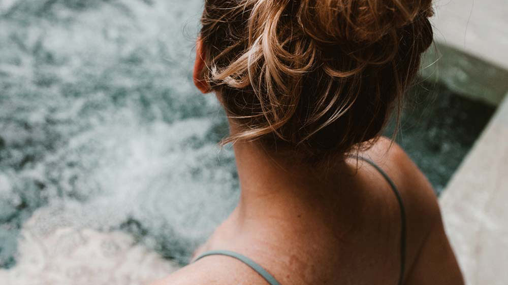 En person sitter i en bubbelpool