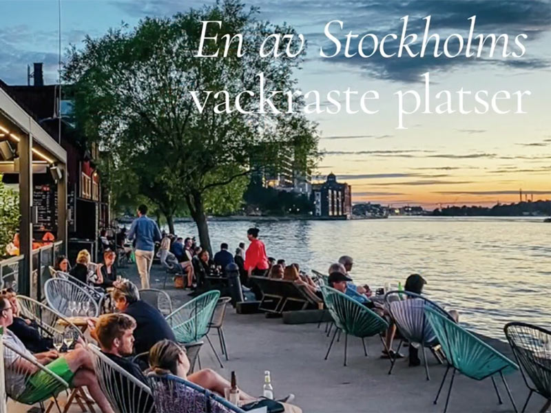 Personer som hänger på en uteservering