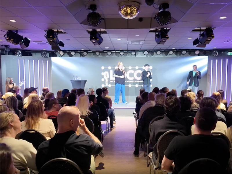 Personer som står på en scen