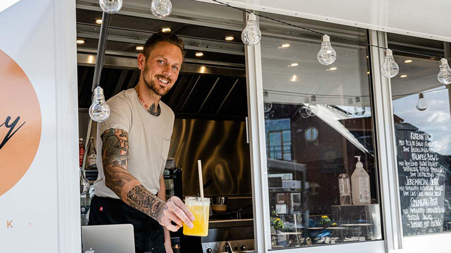 En person står i foodtrucken