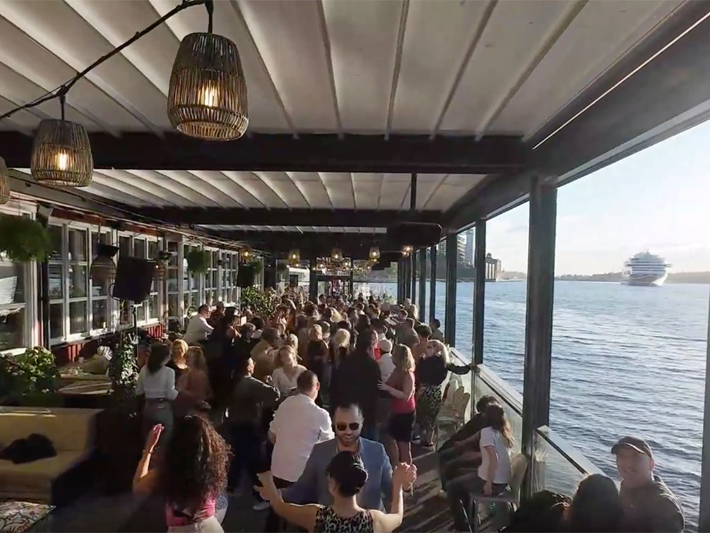 Personer dansar salsa på uteserveringen
